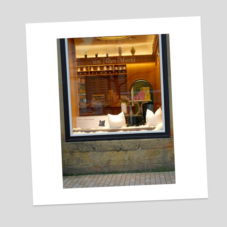 Schaufenstergestaltung - Apotheke - Kissen - Thema Entspannung