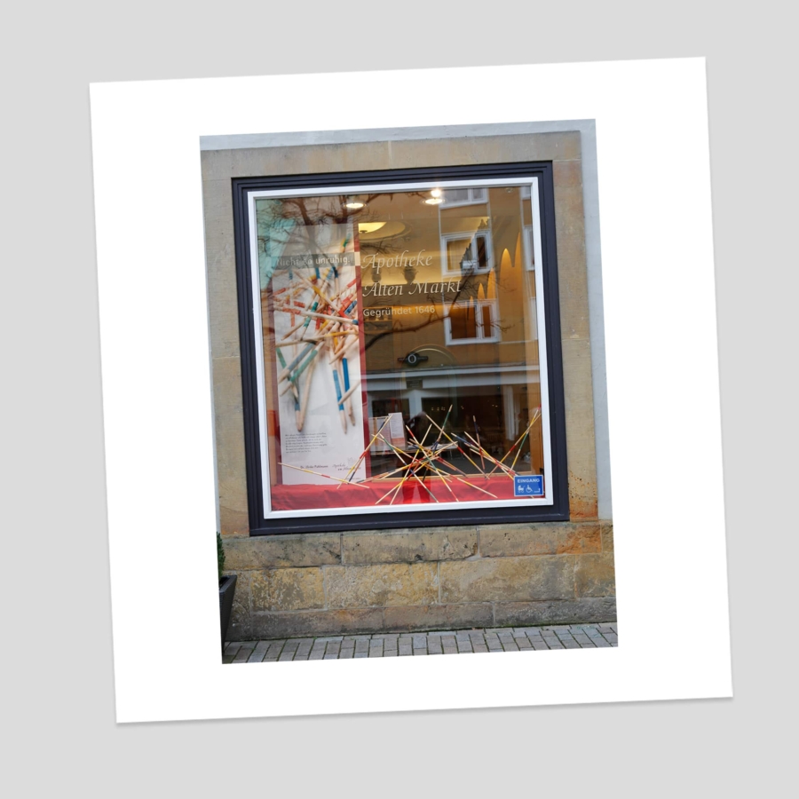 Schaufenstergestaltung - Apotheke - Mikadostäbe - Thema Nervosität